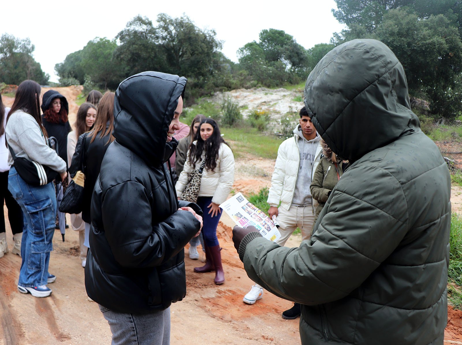 Conocemos la situación en los asentamientos de Lucena del Puerto junto a estudiantes de Secundaria