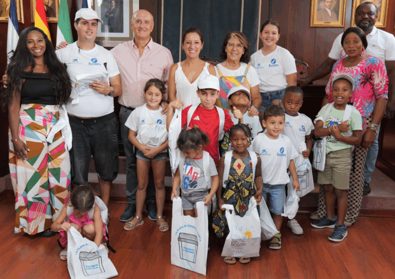 El alumnado de la Escuela de Verano de FECONS en Lepe visita el Ayuntamiento
